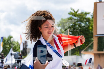 08/08/2021 - Caroline Drouin of France celebrates with the audience during the Olympic Games Tokyo 2020, Closing Ceremony on August 8, 2021 at Trocadero place in Paris, France - Photo Antoine Massinon / A2M Sport Consulting / DPPI - OLYMPIC GAMES TOKYO 2020, AUGUST 08, 2021 - OLIMPIADI TOKYO 2020 - GIOCHI OLIMPICI