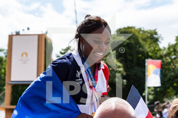 2021-08-08 - Madeleine Malonga of France celebrates with the audience during the Olympic Games Tokyo 2020, Closing Ceremony on August 8, 2021 at Trocadero place in Paris, France - Photo Antoine Massinon / A2M Sport Consulting / DPPI - OLYMPIC GAMES TOKYO 2020, AUGUST 08, 2021 - OLYMPIC GAMES TOKYO 2020 - OLYMPIC GAMES