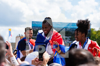 08/08/2021 - Seraphine Okemba of France celebrates with the audience during the Olympic Games Tokyo 2020, Closing Ceremony on August 8, 2021 at Trocadero place in Paris, France - Photo Antoine Massinon / A2M Sport Consulting / DPPI - OLYMPIC GAMES TOKYO 2020, AUGUST 08, 2021 - OLIMPIADI TOKYO 2020 - GIOCHI OLIMPICI