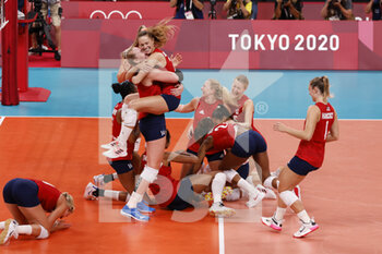 2021-08-08 - United States players celebrate during the Olympic Games Tokyo 2020, Volleyball Women's Final between USA and Brazil on August 8, 2021 at Ariake Arena in Tokyo, Japan - Photo Yuya Nagase / Photo Kishimoto / DPPI - OLYMPIC GAMES TOKYO 2020, AUGUST 08, 2021 - OLYMPIC GAMES TOKYO 2020 - OLYMPIC GAMES