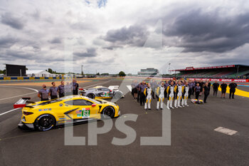 2021-08-17 - Group picture Corvette Racing, Chevrolet Corvette C8.R, during the free practice and qualifying sessions of 24 Hours of Le Mans 2021, 4th round of the 2021 FIA World Endurance Championship, FIA WEC, on the Circuit de la Sarthe, from August 18 to 22, 2021 in Le Mans, France - Photo Joao Filipe / DPPI - 24 HOURS OF LE MANS 2021, 4TH ROUND OF THE 2021 FIA WORLD ENDURANCE CHAMPIONSHIP, WEC - ENDURANCE - MOTORS