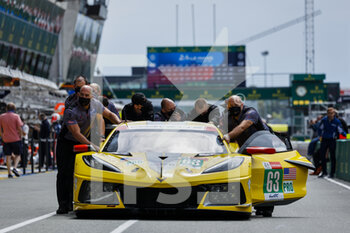 2021-08-17 - 63 Garcia Antonio (esp), Taylor Jordan (usa), Catsburg Nicky (nld), Corvette Racing, Chevrolet Corvette C8.R, action during the free practice and qualifying sessions of 24 Hours of Le Mans 2021, 4th round of the 2021 FIA World Endurance Championship, FIA WEC, on the Circuit de la Sarthe, from August 18 to 22, 2021 in Le Mans, France - Photo François Flamand / DPPI - 24 HOURS OF LE MANS 2021, 4TH ROUND OF THE 2021 FIA WORLD ENDURANCE CHAMPIONSHIP, WEC - ENDURANCE - MOTORS