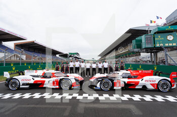 2021-08-17 - Toyota Gazoo Racing group picture, Toyota GR010 - Hybrid during the free practice and qualifying sessions of 24 Hours of Le Mans 2021, 4th round of the 2021 FIA World Endurance Championship, FIA WEC, on the Circuit de la Sarthe, from August 18 to 22, 2021 in Le Mans, France - Photo Joao Filipe / DPPI - 24 HOURS OF LE MANS 2021, 4TH ROUND OF THE 2021 FIA WORLD ENDURANCE CHAMPIONSHIP, WEC - ENDURANCE - MOTORS