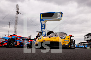 2021-08-17 - 72 Dries Vanthoor (bel), Martin Maxime (bel), Parente Alvaro (prt), HubAuto Racing, Porsche 911 RSR - 19, familly picture during the free practice and qualifying sessions of 24 Hours of Le Mans 2021, 4th round of the 2021 FIA World Endurance Championship, FIA WEC, on the Circuit de la Sarthe, from August 18 to 22, 2021 in Le Mans, France - Photo François Flamand / DPPI - 24 HOURS OF LE MANS 2021, 4TH ROUND OF THE 2021 FIA WORLD ENDURANCE CHAMPIONSHIP, WEC - ENDURANCE - MOTORS