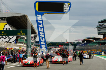 2021-08-17 - 51 Pier Guidi Alessandro (ita), Calado James (gbr), Ledogar Come (fra), AF Corse, Ferrari 488 GTE Evo, familly picture during the free practice and qualifying sessions of 24 Hours of Le Mans 2021, 4th round of the 2021 FIA World Endurance Championship, FIA WEC, on the Circuit de la Sarthe, from August 18 to 22, 2021 in Le Mans, France - Photo François Flamand / DPPI - 24 HOURS OF LE MANS 2021, 4TH ROUND OF THE 2021 FIA WORLD ENDURANCE CHAMPIONSHIP, WEC - ENDURANCE - MOTORS