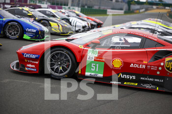 2021-08-17 - AF Corse, Ferrari 488 GTE Evo, Family Picture during the free practice and qualifying sessions of 24 Hours of Le Mans 2021, 4th round of the 2021 FIA World Endurance Championship, FIA WEC, on the Circuit de la Sarthe, from August 18 to 22, 2021 in Le Mans, France - Photo Julien Delfosse / DPPI - 24 HOURS OF LE MANS 2021, 4TH ROUND OF THE 2021 FIA WORLD ENDURANCE CHAMPIONSHIP, WEC - ENDURANCE - MOTORS