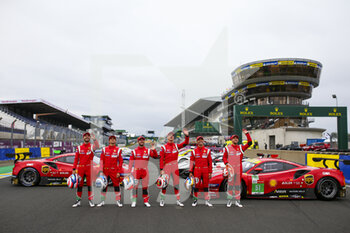 2021-08-17 - 51 Pier Guidi Alessandro (ita), Calado James (gbr), Ledogar Come (fra), 52 Serra Daniel (bra), Molina Miguel (esp), Bird Sam (gbr), AF Corse, Ferrari 488 GTE Evo, action AF Corse, Ferrari 488 GTE Evo, Family Picture during the free practice and qualifying sessions of 24 Hours of Le Mans 2021, 4th round of the 2021 FIA World Endurance Championship, FIA WEC, on the Circuit de la Sarthe, from August 18 to 22, 2021 in Le Mans, France - Photo Julien Delfosse / DPPI - 24 HOURS OF LE MANS 2021, 4TH ROUND OF THE 2021 FIA WORLD ENDURANCE CHAMPIONSHIP, WEC - ENDURANCE - MOTORS