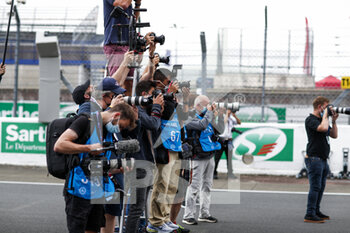 2021-08-17 - Photographers during the free practice and qualifying sessions of 24 Hours of Le Mans 2021, 4th round of the 2021 FIA World Endurance Championship, FIA WEC, on the Circuit de la Sarthe, from August 18 to 22, 2021 in Le Mans, France - Photo Frédéric Le Floc'h / DPPI - 24 HOURS OF LE MANS 2021, 4TH ROUND OF THE 2021 FIA WORLD ENDURANCE CHAMPIONSHIP, WEC - ENDURANCE - MOTORS