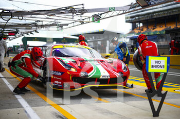 2021-08-18 - 52 Serra Daniel (bra), Molina Miguel (esp), Bird Sam (gbr), AF Corse, Ferrari 488 GTE Evo, pit stop during the free practice and qualifying sessions of 24 Hours of Le Mans 2021, 4th round of the 2021 FIA World Endurance Championship, FIA WEC, on the Circuit de la Sarthe, from August 18 to 22, 2021 in Le Mans, France - Photo Joao Filipe / DPPI - 24 HOURS OF LE MANS 2021, 4TH ROUND OF THE 2021 FIA WORLD ENDURANCE CHAMPIONSHIP, WEC - ENDURANCE - MOTORS