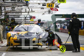 2021-08-18 - 66 Neubauer Thomas (fra), Sales Rodrigo (usa), Fannin Jody (gbr), JMW Motorsport, Ferrari 488 GTE Evo, pit stop during the free practice and qualifying sessions of 24 Hours of Le Mans 2021, 4th round of the 2021 FIA World Endurance Championship, FIA WEC, on the Circuit de la Sarthe, from August 18 to 22, 2021 in Le Mans, France - Photo Joao Filipe / DPPI - 24 HOURS OF LE MANS 2021, 4TH ROUND OF THE 2021 FIA WORLD ENDURANCE CHAMPIONSHIP, WEC - ENDURANCE - MOTORS