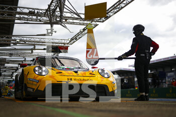 2021-08-18 - 72 Dries Vanthoor (bel), Martin Maxime (bel), Parente Alvaro (prt), HubAuto Racing, Porsche 911 RSR - 19, pit stop during the free practice and qualifying sessions of 24 Hours of Le Mans 2021, 4th round of the 2021 FIA World Endurance Championship, FIA WEC, on the Circuit de la Sarthe, from August 18 to 22, 2021 in Le Mans, France - Photo Joao Filipe / DPPI - 24 HOURS OF LE MANS 2021, 4TH ROUND OF THE 2021 FIA WORLD ENDURANCE CHAMPIONSHIP, WEC - ENDURANCE - MOTORS