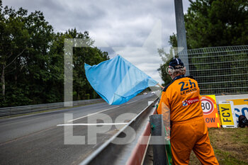 2021-08-18 - marshall, commissaire de piste, flag, drapeau during the free practice and qualifying sessions of 24 Hours of Le Mans 2021, 4th round of the 2021 FIA World Endurance Championship, FIA WEC, on the Circuit de la Sarthe, from August 18 to 22, 2021 in Le Mans, France - Photo Germain Hazard / DPPI - 24 HOURS OF LE MANS 2021, 4TH ROUND OF THE 2021 FIA WORLD ENDURANCE CHAMPIONSHIP, WEC - ENDURANCE - MOTORS