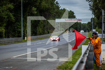 2021-08-18 - marshall, commissaire de piste, flag, drapeau during the free practice and qualifying sessions of 24 Hours of Le Mans 2021, 4th round of the 2021 FIA World Endurance Championship, FIA WEC, on the Circuit de la Sarthe, from August 18 to 22, 2021 in Le Mans, France - Photo Germain Hazard / DPPI - 24 HOURS OF LE MANS 2021, 4TH ROUND OF THE 2021 FIA WORLD ENDURANCE CHAMPIONSHIP, WEC - ENDURANCE - MOTORS