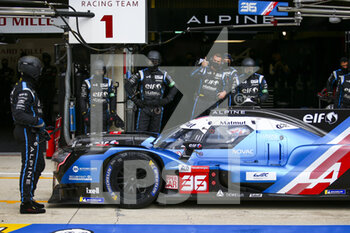 2021-08-18 - 36 Negrao André (bra), Lapierre Nicolas (fra), Vaxivière Matthieu (fra), Alpine Elf Matmut, Alpine A480 - Gibson, pit stop during the free practice and qualifying sessions of 24 Hours of Le Mans 2021, 4th round of the 2021 FIA World Endurance Championship, FIA WEC, on the Circuit de la Sarthe, from August 18 to 22, 2021 in Le Mans, France - Photo Joao Filipe / DPPI - 24 HOURS OF LE MANS 2021, 4TH ROUND OF THE 2021 FIA WORLD ENDURANCE CHAMPIONSHIP, WEC - ENDURANCE - MOTORS