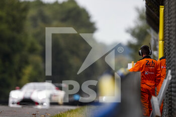 2021-08-18 - Marshall, commissaire de piste during the free practice and qualifying sessions of 24 Hours of Le Mans 2021, 4th round of the 2021 FIA World Endurance Championship, FIA WEC, on the Circuit de la Sarthe, from August 18 to 22, 2021 in Le Mans, France - Photo Frédéric Le Floc'h / DPPI - 24 HOURS OF LE MANS 2021, 4TH ROUND OF THE 2021 FIA WORLD ENDURANCE CHAMPIONSHIP, WEC - ENDURANCE - MOTORS