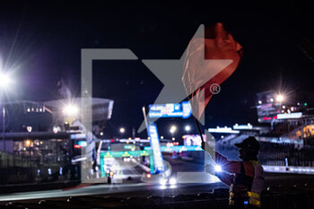 2021-08-18 - marshall, commissaire de piste, red flag, drapeau rouge during the free practice and qualifying sessions of 24 Hours of Le Mans 2021, 4th round of the 2021 FIA World Endurance Championship, FIA WEC, on the Circuit de la Sarthe, from August 18 to 22, 2021 in Le Mans, France - Photo Germain Hazard / DPPI - 24 HOURS OF LE MANS 2021, 4TH ROUND OF THE 2021 FIA WORLD ENDURANCE CHAMPIONSHIP, WEC - ENDURANCE - MOTORS