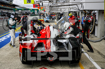 2021-08-19 - 08 Buemi Sébastien (swi), Nakajima Kazuki (jpn), Hartley Brendon (nzl), Toyota Gazoo Racing, Toyota GR010 - Hybrid, action, pit stop during the free practice and qualifying sessions of 24 Hours of Le Mans 2021, 4th round of the 2021 FIA World Endurance Championship, FIA WEC, on the Circuit de la Sarthe, from August 18 to 22, 2021 in Le Mans, France - Photo Xavi Bonilla / DPPI - 24 HOURS OF LE MANS 2021, 4TH ROUND OF THE 2021 FIA WORLD ENDURANCE CHAMPIONSHIP, WEC - ENDURANCE - MOTORS