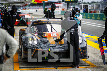 2021-08-19 - 18 Haryanto Andrew (idn), Seefried Marco (ger), Picariello Alessio (bel), Dempsey-Proton Racing, Porsche 911 RSR - 19, action, pit stop during the free practice and qualifying sessions of 24 Hours of Le Mans 2021, 4th round of the 2021 FIA World Endurance Championship, FIA WEC, on the Circuit de la Sarthe, from August 18 to 22, 2021 in Le Mans, France - Photo Xavi Bonilla / DPPI - 24 HOURS OF LE MANS 2021, 4TH ROUND OF THE 2021 FIA WORLD ENDURANCE CHAMPIONSHIP, WEC - ENDURANCE - MOTORS