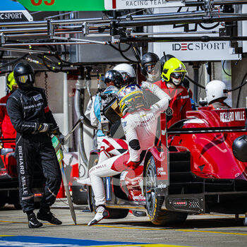 2021-08-19 - 01 Calderon Tatiana (col), Floersch Sophia (ger), Visser Beitske (nld), Richard Mille Racing Team, Oreca 07 - Gibson, PIT STOP during the free practice and qualifying sessions of 24 Hours of Le Mans 2021, 4th round of the 2021 FIA World Endurance Championship, FIA WEC, on the Circuit de la Sarthe, from August 18 to 22, 2021 in Le Mans, France - Photo François Flamand / DPPI - 24 HOURS OF LE MANS 2021, 4TH ROUND OF THE 2021 FIA WORLD ENDURANCE CHAMPIONSHIP, WEC - ENDURANCE - MOTORS