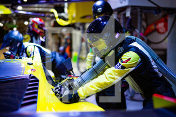 2021-08-19 - 64 Tandy Nick (gbr), Milner Tommy (usa), Sims Alexander (gbr), Corvette Racing, Chevrolet Corvette C8.R, action mechanic, mecanicien during the free practice and qualifying sessions of 24 Hours of Le Mans 2021, 4th round of the 2021 FIA World Endurance Championship, FIA WEC, on the Circuit de la Sarthe, from August 18 to 22, 2021 in Le Mans, France - Photo Joao Filipe / DPPI - 24 HOURS OF LE MANS 2021, 4TH ROUND OF THE 2021 FIA WORLD ENDURANCE CHAMPIONSHIP, WEC - ENDURANCE - MOTORS