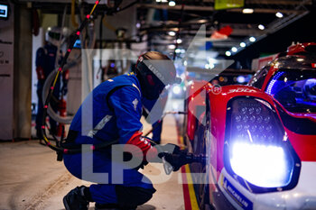 2021-08-19 - 708 Derani Pipo (bra), Mailleux Franck (fra), Pla Olivier (fra), Glickenhaus Racing, Glickenhaus 007 LMH, action mechanic, mecanicien during the free practice and qualifying sessions of 24 Hours of Le Mans 2021, 4th round of the 2021 FIA World Endurance Championship, FIA WEC, on the Circuit de la Sarthe, from August 18 to 22, 2021 in Le Mans, France - Photo Joao Filipe / DPPI - 24 HOURS OF LE MANS 2021, 4TH ROUND OF THE 2021 FIA WORLD ENDURANCE CHAMPIONSHIP, WEC - ENDURANCE - MOTORS