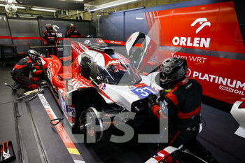 2021-08-19 - 31 Frijns Robin (nld), Habsburg-Lothringen Ferdinand (aut), Milesi Charles (fra), Team WRT, Oreca 07 - Gibson, mechanic, mecanicien during the free practice and qualifying sessions of 24 Hours of Le Mans 2021, 4th round of the 2021 FIA World Endurance Championship, FIA WEC, on the Circuit de la Sarthe, from August 18 to 22, 2021 in Le Mans, France - Photo François Flamand / DPPI - 24 HOURS OF LE MANS 2021, 4TH ROUND OF THE 2021 FIA WORLD ENDURANCE CHAMPIONSHIP, WEC - ENDURANCE - MOTORS