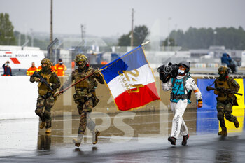 2021-08-21 - Army bringing the starting flag during the 24 Hours of Le Mans 2021, 4th round of the 2021 FIA World Endurance Championship, FIA WEC, on the Circuit de la Sarthe, from August 21 to 22, 2021 in Le Mans, France - Photo Xavi Bonilla / DPPI - 24 HOURS OF LE MANS 2021, 4TH ROUND OF THE 2021 FIA WORLD ENDURANCE CHAMPIONSHIP, WEC - ENDURANCE - MOTORS