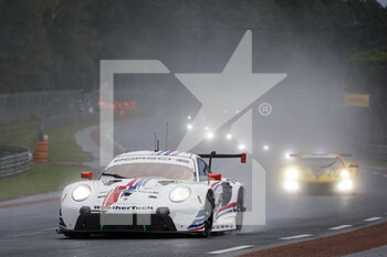 2021-08-21 - 79 MacNeil Cooper (usa), Vanthoor Laurens (bel), Bamber Earl (nzl), WeatherTech Racing, Porsche 911 RSR - 19, action during the 24 Hours of Le Mans 2021, 4th round of the 2021 FIA World Endurance Championship, FIA WEC, on the Circuit de la Sarthe, from August 21 to 22, 2021 in Le Mans, France - Photo François Flamand / DPPI - 24 HOURS OF LE MANS 2021, 4TH ROUND OF THE 2021 FIA WORLD ENDURANCE CHAMPIONSHIP, WEC - ENDURANCE - MOTORS