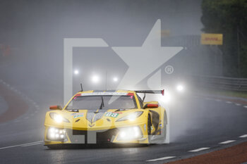 2021-08-21 - 63 Garcia Antonio (esp), Taylor Jordan (usa), Catsburg Nicky (nld), Corvette Racing, Chevrolet Corvette C8.R, action during the 24 Hours of Le Mans 2021, 4th round of the 2021 FIA World Endurance Championship, FIA WEC, on the Circuit de la Sarthe, from August 21 to 22, 2021 in Le Mans, France - Photo François Flamand / DPPI - 24 HOURS OF LE MANS 2021, 4TH ROUND OF THE 2021 FIA WORLD ENDURANCE CHAMPIONSHIP, WEC - ENDURANCE - MOTORS