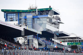 2021-08-21 - Grandstand with fan during the 24 Hours of Le Mans 2021, 4th round of the 2021 FIA World Endurance Championship, FIA WEC, on the Circuit de la Sarthe, from August 21 to 22, 2021 in Le Mans, France - Photo Xavi Bonilla / DPPI - 24 HOURS OF LE MANS 2021, 4TH ROUND OF THE 2021 FIA WORLD ENDURANCE CHAMPIONSHIP, WEC - ENDURANCE - MOTORS