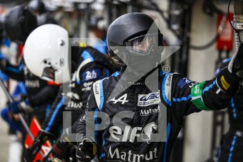 2021-08-21 - Mechanic, Alpine Elf Matmut, Alpine A480 - Gibson during the 24 Hours of Le Mans 2021, 4th round of the 2021 FIA World Endurance Championship, FIA WEC, on the Circuit de la Sarthe, from August 21 to 22, 2021 in Le Mans, France - Photo Xavi Bonilla / DPPI - 24 HOURS OF LE MANS 2021, 4TH ROUND OF THE 2021 FIA WORLD ENDURANCE CHAMPIONSHIP, WEC - ENDURANCE - MOTORS