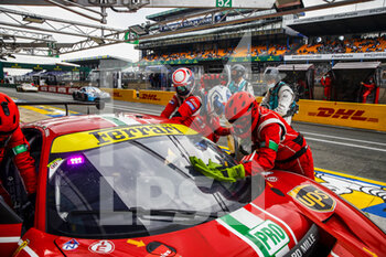 2021-08-21 - 52 Serra Daniel (bra), Molina Miguel (esp), Bird Sam (gbr), AF Corse, Ferrari 488 GTE Evo, action, pit stop during the 24 Hours of Le Mans 2021, 4th round of the 2021 FIA World Endurance Championship, FIA WEC, on the Circuit de la Sarthe, from August 21 to 22, 2021 in Le Mans, France - Photo Xavi Bonilla / DPPI - 24 HOURS OF LE MANS 2021, 4TH ROUND OF THE 2021 FIA WORLD ENDURANCE CHAMPIONSHIP, WEC - ENDURANCE - MOTORS