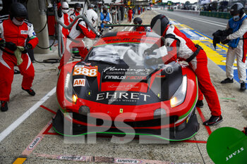 2021-08-21 - 388 Ehret Pierre (ger), Hook Christian ger), Bleekemolen Jeroen (nld), Rinaldi Racing, Ferrari 488 GT, action, pit stop during the 24 Hours of Le Mans 2021, 4th round of the 2021 FIA World Endurance Championship, FIA WEC, on the Circuit de la Sarthe, from August 21 to 22, 2021 in Le Mans, France - Photo Xavi Bonilla / DPPI - 24 HOURS OF LE MANS 2021, 4TH ROUND OF THE 2021 FIA WORLD ENDURANCE CHAMPIONSHIP, WEC - ENDURANCE - MOTORS