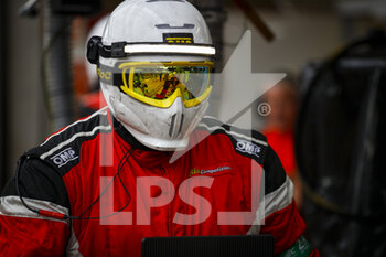 2021-08-21 - Mechanic, Risi Competizione, Oreca 07 - Gibsonn during the 24 Hours of Le Mans 2021, 4th round of the 2021 FIA World Endurance Championship, FIA WEC, on the Circuit de la Sarthe, from August 21 to 22, 2021 in Le Mans, France - Photo Xavi Bonilla / DPPI - 24 HOURS OF LE MANS 2021, 4TH ROUND OF THE 2021 FIA WORLD ENDURANCE CHAMPIONSHIP, WEC - ENDURANCE - MOTORS