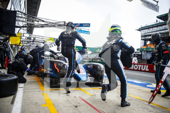2021-08-21 - 36 Negrao André (bra), Lapierre Nicolas (fra), Vaxivière Matthieu (fra), Alpine Elf Matmut, Alpine A480 - Gibson, action, pit stop during the 24 Hours of Le Mans 2021, 4th round of the 2021 FIA World Endurance Championship, FIA WEC, on the Circuit de la Sarthe, from August 21 to 22, 2021 in Le Mans, France - Photo Xavi Bonilla / DPPI - 24 HOURS OF LE MANS 2021, 4TH ROUND OF THE 2021 FIA WORLD ENDURANCE CHAMPIONSHIP, WEC - ENDURANCE - MOTORS