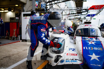 2021-08-21 - 21 Hedman Henrik (swe), Montoya Juan-Pablo (col), Hanley Ben (gbr), Dragonspeed USA, Oreca 07 - Gibson, action pitlane, mechanic, mecanicien during the 24 Hours of Le Mans 2021, 4th round of the 2021 FIA World Endurance Championship, FIA WEC, on the Circuit de la Sarthe, from August 21 to 22, 2021 in Le Mans, France - Photo Joao Filipe / DPPI - 24 HOURS OF LE MANS 2021, 4TH ROUND OF THE 2021 FIA WORLD ENDURANCE CHAMPIONSHIP, WEC - ENDURANCE - MOTORS