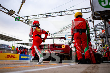 2021-08-21 - Bird Sam (gbr), AF Corse, Ferrari 488 GTE Evo, portrait pitlane, during the 24 Hours of Le Mans 2021, 4th round of the 2021 FIA World Endurance Championship, FIA WEC, on the Circuit de la Sarthe, from August 21 to 22, 2021 in Le Mans, France - Photo Joao Filipe / DPPI - 24 HOURS OF LE MANS 2021, 4TH ROUND OF THE 2021 FIA WORLD ENDURANCE CHAMPIONSHIP, WEC - ENDURANCE - MOTORS