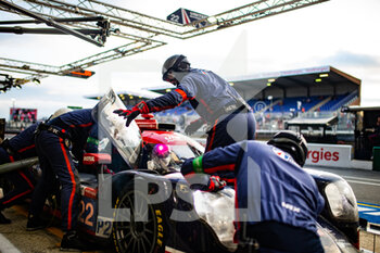 2021-08-21 - 22 Hanson Philip (gbr), Scherer Fabio (che), Albuquerque Filipe (prt), United Autosports USA, Oreca 07 - Gibson, action pitlane, mechanic, mecanicien during the 24 Hours of Le Mans 2021, 4th round of the 2021 FIA World Endurance Championship, FIA WEC, on the Circuit de la Sarthe, from August 21 to 22, 2021 in Le Mans, France - Photo Joao Filipe / DPPI - 24 HOURS OF LE MANS 2021, 4TH ROUND OF THE 2021 FIA WORLD ENDURANCE CHAMPIONSHIP, WEC - ENDURANCE - MOTORS
