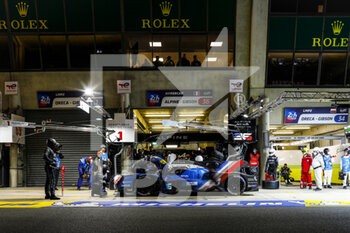 2021-08-21 - 36 Negrao André (bra), Lapierre Nicolas (fra), Vaxivière Matthieu (fra), Alpine Elf Matmut, Alpine A480 - Gibson, Michelin engineer, tyres, pneus, Michelin, pit stop during the 24 Hours of Le Mans 2021, 4th round of the 2021 FIA World Endurance Championship, FIA WEC, on the Circuit de la Sarthe, from August 21 to 22, 2021 in Le Mans, France - Photo Frédéric Le Floc'h / DPPI - 24 HOURS OF LE MANS 2021, 4TH ROUND OF THE 2021 FIA WORLD ENDURANCE CHAMPIONSHIP, WEC - ENDURANCE - MOTORS