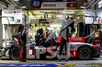 2021-08-21 - 08 Buemi Sébastien (swi), Nakajima Kazuki (jpn), Hartley Brendon (nzl), Toyota Gazoo Racing, Toyota GR010 - Hybrid, action, pit stop during the 24 Hours of Le Mans 2021, 4th round of the 2021 FIA World Endurance Championship, FIA WEC, on the Circuit de la Sarthe, from August 21 to 22, 2021 in Le Mans, France - Photo Frédéric Le Floc'h / DPPI - 24 HOURS OF LE MANS 2021, 4TH ROUND OF THE 2021 FIA WORLD ENDURANCE CHAMPIONSHIP, WEC - ENDURANCE - MOTORS
