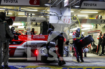 2021-08-21 - 08 Buemi Sébastien (swi), Nakajima Kazuki (jpn), Hartley Brendon (nzl), Toyota Gazoo Racing, Toyota GR010 - Hybrid, action, pit stop during the 24 Hours of Le Mans 2021, 4th round of the 2021 FIA World Endurance Championship, FIA WEC, on the Circuit de la Sarthe, from August 21 to 22, 2021 in Le Mans, France - Photo Frédéric Le Floc'h / DPPI - 24 HOURS OF LE MANS 2021, 4TH ROUND OF THE 2021 FIA WORLD ENDURANCE CHAMPIONSHIP, WEC - ENDURANCE - MOTORS