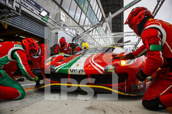 2021-08-22 - 52 Serra Daniel (bra), Molina Miguel (esp), Bird Sam (gbr), AF Corse, Ferrari 488 GTE Evo, action, pit stop during the 24 Hours of Le Mans 2021, 4th round of the 2021 FIA World Endurance Championship, FIA WEC, on the Circuit de la Sarthe, from August 21 to 22, 2021 in Le Mans, France - Photo Xavi Bonilla / DPPI - 24 HOURS OF LE MANS 2021, 4TH ROUND OF THE 2021 FIA WORLD ENDURANCE CHAMPIONSHIP, WEC - ENDURANCE - MOTORS