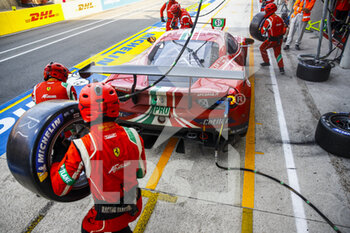 2021-08-22 - 51 Pier Guidi Alessandro (ita), Calado James (gbr), Ledogar Come (fra), AF Corse, Ferrari 488 GTE Evo, action, pit stop during the 24 Hours of Le Mans 2021, 4th round of the 2021 FIA World Endurance Championship, FIA WEC, on the Circuit de la Sarthe, from August 21 to 22, 2021 in Le Mans, France - Photo Xavi Bonilla / DPPI - 24 HOURS OF LE MANS 2021, 4TH ROUND OF THE 2021 FIA WORLD ENDURANCE CHAMPIONSHIP, WEC - ENDURANCE - MOTORS