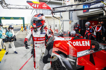 2021-08-22 - 41 Kubica Robert (pol), Deletraz Louis (swi), Ye Yifei (chn), Team WRT, Oreca 07 - Gibson, portrait, pit stop during the 24 Hours of Le Mans 2021, 4th round of the 2021 FIA World Endurance Championship, FIA WEC, on the Circuit de la Sarthe, from August 21 to 22, 2021 in Le Mans, France - Photo Xavi Bonilla / DPPI - 24 HOURS OF LE MANS 2021, 4TH ROUND OF THE 2021 FIA WORLD ENDURANCE CHAMPIONSHIP, WEC - ENDURANCE - MOTORS