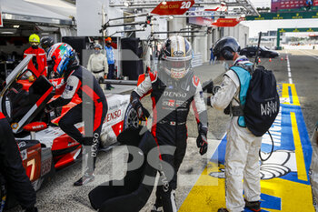 2021-08-22 - 07 Conway Mike (gbr), Kobayashi Kamui (jpn), Lopez Jose Maria (arg), Toyota Gazoo Racing, Toyota GR010 - Hybrid, action, pit stop during the 24 Hours of Le Mans 2021, 4th round of the 2021 FIA World Endurance Championship, FIA WEC, on the Circuit de la Sarthe, from August 21 to 22, 2021 in Le Mans, France - Photo Xavi Bonilla / DPPI - 24 HOURS OF LE MANS 2021, 4TH ROUND OF THE 2021 FIA WORLD ENDURANCE CHAMPIONSHIP, WEC - ENDURANCE - MOTORS