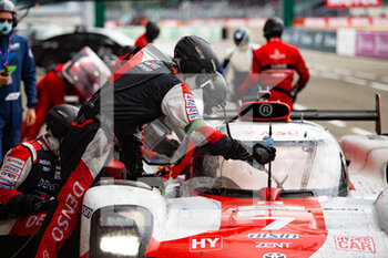 2021-08-22 - 07 Conway Mike (gbr), Kobayashi Kamui (jpn), Lopez Jose Maria (arg), Toyota Gazoo Racing, Toyota GR010 - Hybrid, action pitlane, mechanic, mecanicien during the 24 Hours of Le Mans 2021, 4th round of the 2021 FIA World Endurance Championship, FIA WEC, on the Circuit de la Sarthe, from August 21 to 22, 2021 in Le Mans, France - Photo Joao Filipe / DPPI - 24 HOURS OF LE MANS 2021, 4TH ROUND OF THE 2021 FIA WORLD ENDURANCE CHAMPIONSHIP, WEC - ENDURANCE - MOTORS