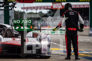 2021-08-22 - 08 Buemi Sébastien (swi), Nakajima Kazuki (jpn), Hartley Brendon (nzl), Toyota Gazoo Racing, Toyota GR010 - Hybrid, action pitlane, pit stop during the 24 Hours of Le Mans 2021, 4th round of the 2021 FIA World Endurance Championship, FIA WEC, on the Circuit de la Sarthe, from August 21 to 22, 2021 in Le Mans, France - Photo Germain Hazard / DPPI - 24 HOURS OF LE MANS 2021, 4TH ROUND OF THE 2021 FIA WORLD ENDURANCE CHAMPIONSHIP, WEC - ENDURANCE - MOTORS
