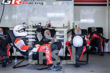 2021-08-22 - mechanic, mecanicien rest repos Toyota Gazoo Racing, Toyota GR010 - Hybrid, portrait pitlane, pit stop during the 24 Hours of Le Mans 2021, 4th round of the 2021 FIA World Endurance Championship, FIA WEC, on the Circuit de la Sarthe, from August 21 to 22, 2021 in Le Mans, France - Photo Germain Hazard / DPPI - 24 HOURS OF LE MANS 2021, 4TH ROUND OF THE 2021 FIA WORLD ENDURANCE CHAMPIONSHIP, WEC - ENDURANCE - MOTORS
