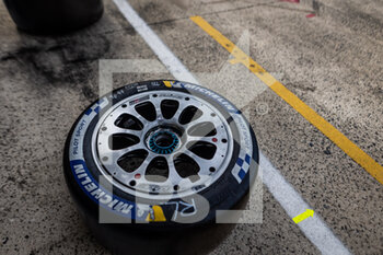 2021-08-22 - tyre, pneu, pitlane, pit stop during the 24 Hours of Le Mans 2021, 4th round of the 2021 FIA World Endurance Championship, FIA WEC, on the Circuit de la Sarthe, from August 21 to 22, 2021 in Le Mans, France - Photo Germain Hazard / DPPI - 24 HOURS OF LE MANS 2021, 4TH ROUND OF THE 2021 FIA WORLD ENDURANCE CHAMPIONSHIP, WEC - ENDURANCE - MOTORS
