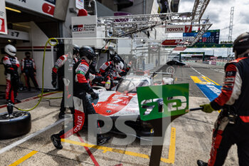 2021-08-22 - 07 Conway Mike (gbr), Kobayashi Kamui (jpn), Lopez Jose Maria (arg), Toyota Gazoo Racing, Toyota GR010 - Hybrid, action pitlane, pit stop during the 24 Hours of Le Mans 2021, 4th round of the 2021 FIA World Endurance Championship, FIA WEC, on the Circuit de la Sarthe, from August 21 to 22, 2021 in Le Mans, France - Photo Germain Hazard / DPPI - 24 HOURS OF LE MANS 2021, 4TH ROUND OF THE 2021 FIA WORLD ENDURANCE CHAMPIONSHIP, WEC - ENDURANCE - MOTORS